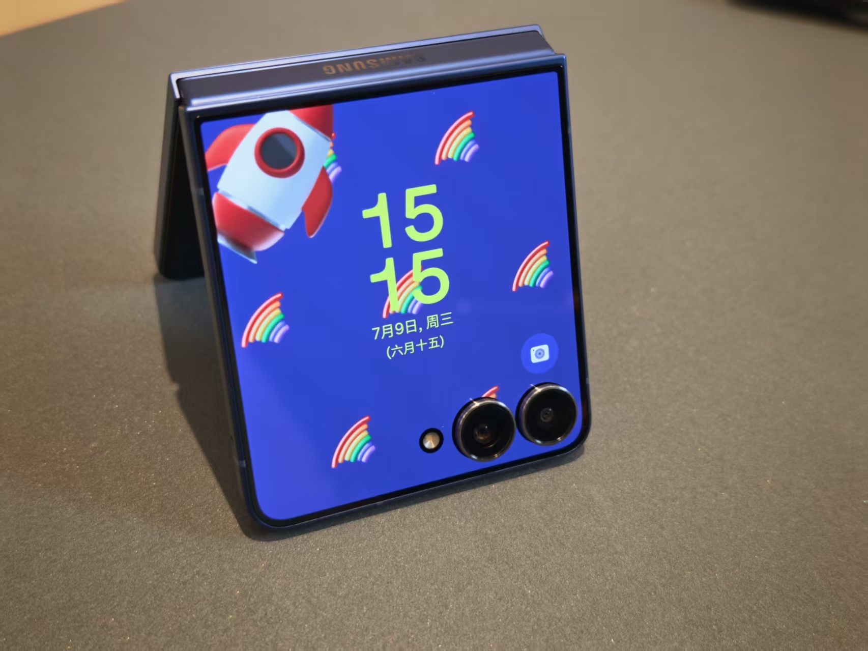 全球首发体验!三星折叠屏Galaxy Z Fold7上手:太轻薄了,AI圈搜万物