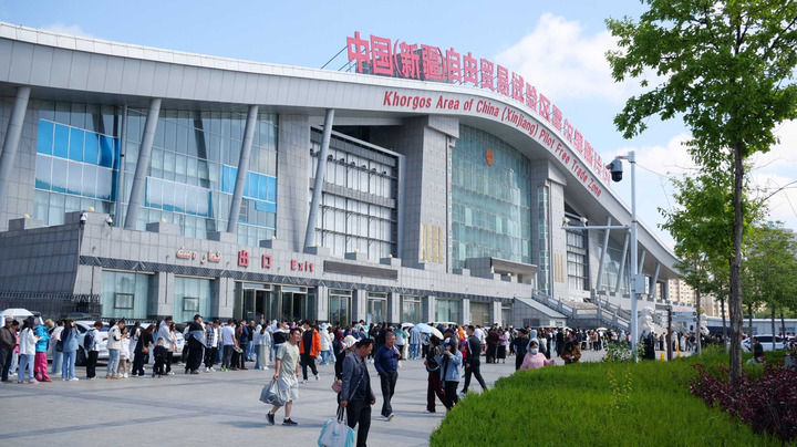 这是2025年5月2日拍摄的位于新疆伊犁哈萨克自治州霍尔果斯市的中国(新疆)自由贸易试验区霍尔果斯片区。新华社发(冯海森摄)