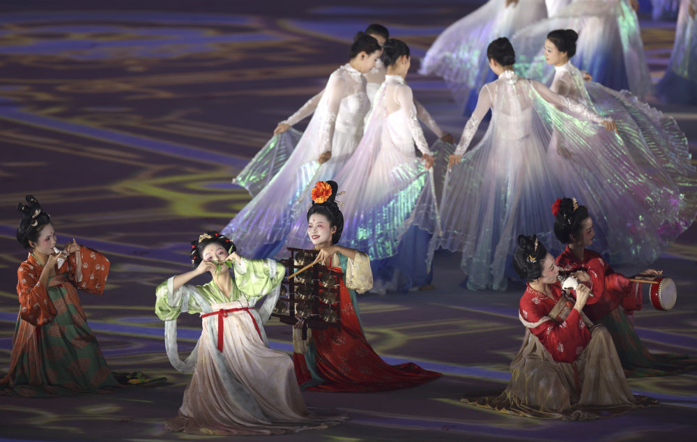 ↑8月7日,演员在开幕式上表演。