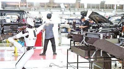 银河通用的Galbot G1具身机器人在汽车生产车间工作