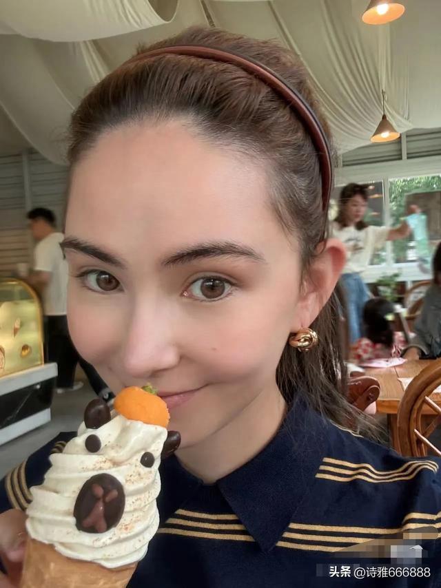 周杰伦老婆昆凌五一假期分享一家五口背影，夫妻手牵手甜度爆表！