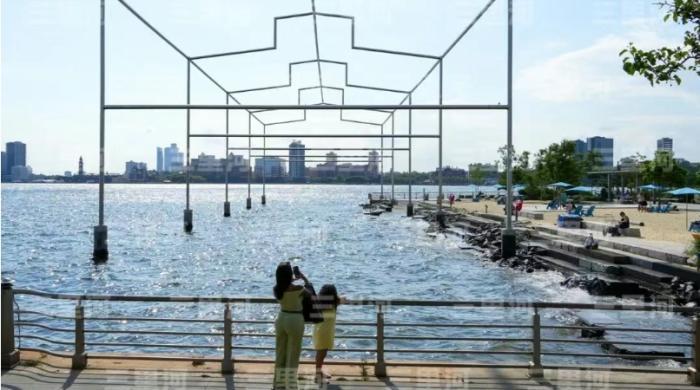 当地时间7月22日,美国纽约曼哈顿甘斯沃特沙滩旁,矗立着永久公共艺术项目“一日之末”。图/ 中新社记者 廖攀 摄