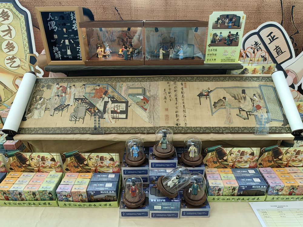 重庆中国三峡博物馆与商业品牌联合推出的文物衍生积木人偶“MASK熙载”。新华社记者 吴梦桐 摄
