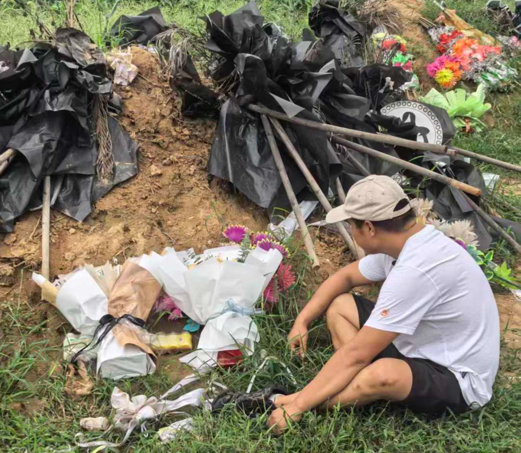 ▲李克在家人坟前 受访者供图