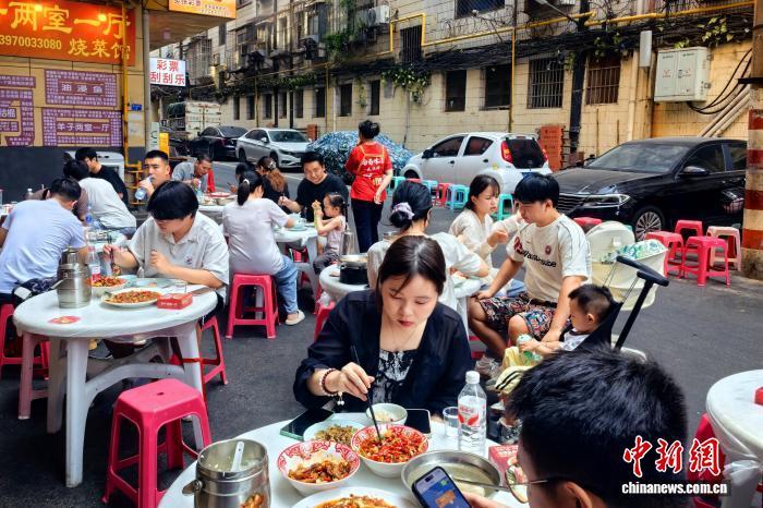 10月12日,在江西省南昌市西湖区羊子街鸭子塘巷,不少年轻食客品尝地道南昌美食。记者 吴鹏泉 摄