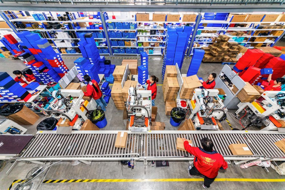 2025年4月20日，在位于浙江省温州市的德赛集团物流园内，工作人员在对发货鞋类产品进行分拣、打包。新华社发（刘吉利摄）