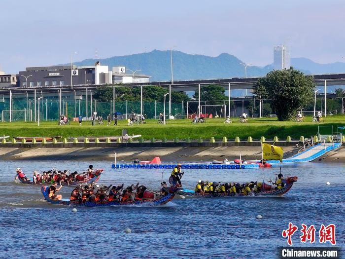 5月30日，台湾迎来端午节连假，全台多地举行龙舟比赛等活动。图为台北大佳河滨公园，2025台北国际龙舟锦标赛首日比赛正在进行。 中新社记者 张晓曦 摄