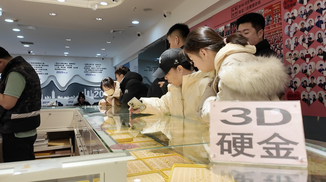 🔹2月6日北京天雅珠宝城黄金销售柜台。王东宇 摄