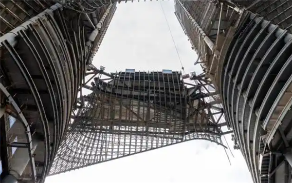 120米高空对接!深圳大湾区6000吨“巨龙”现毫米级合体