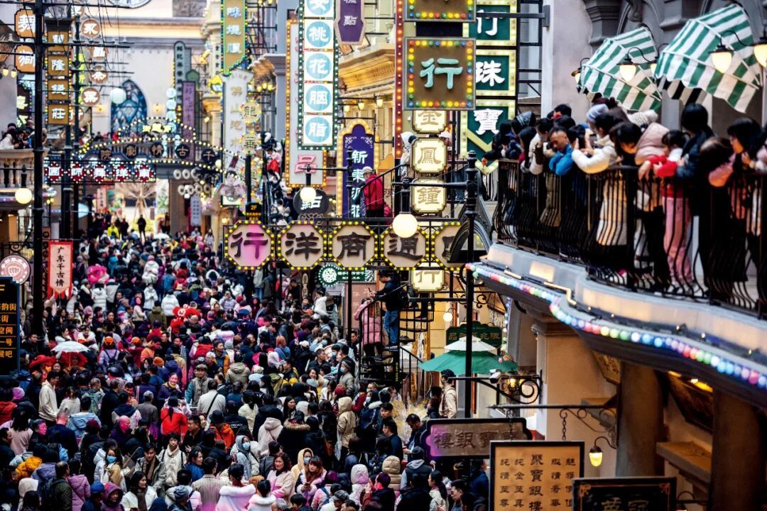 广东千古情景区内复古造型的“穿越街” 图/视觉中国