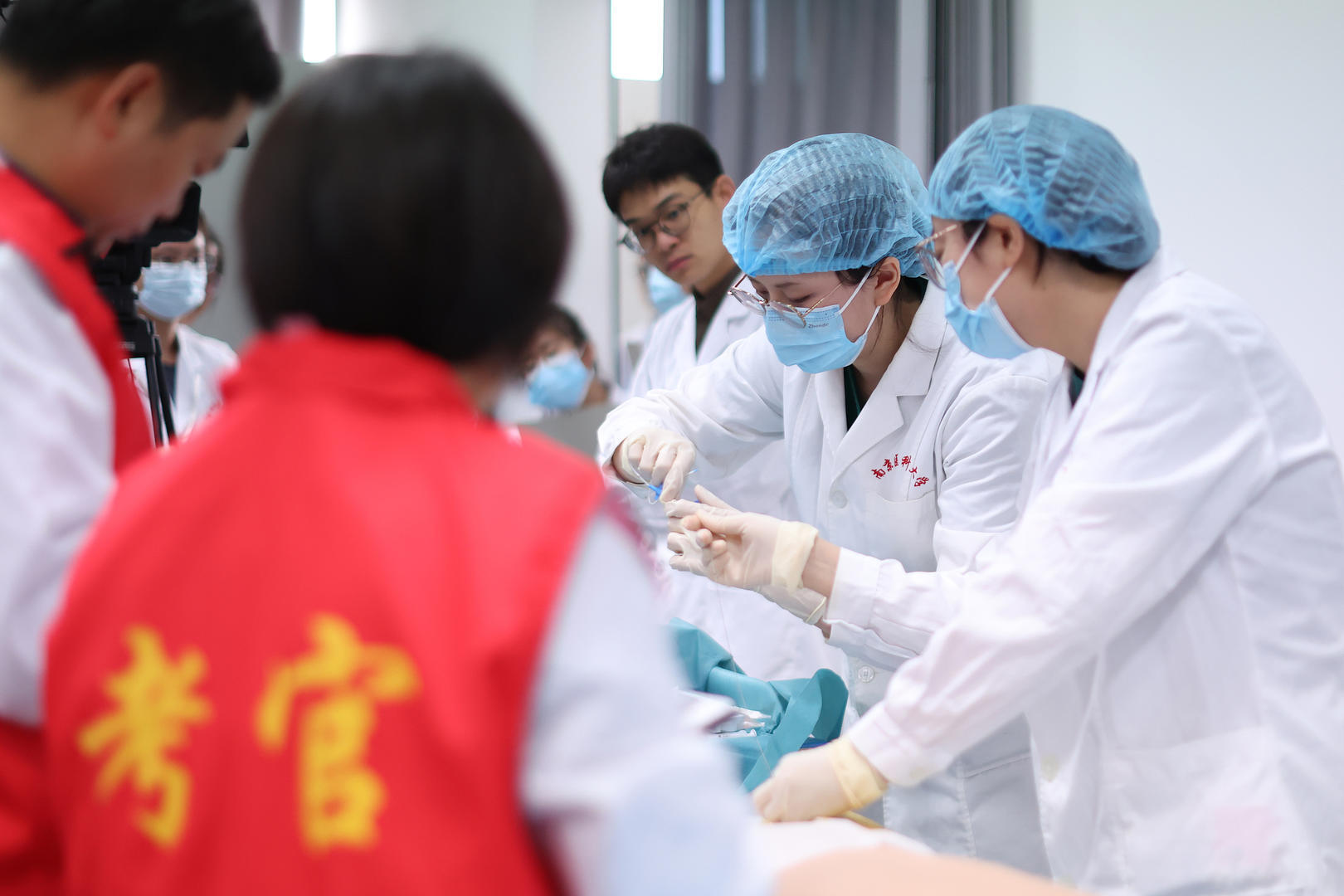 ▲(资料图)某医科大学临床技能大赛中,参赛医学生模拟真实事故对伤者进行处置。图据视觉中国/中新社记者 泱波 摄