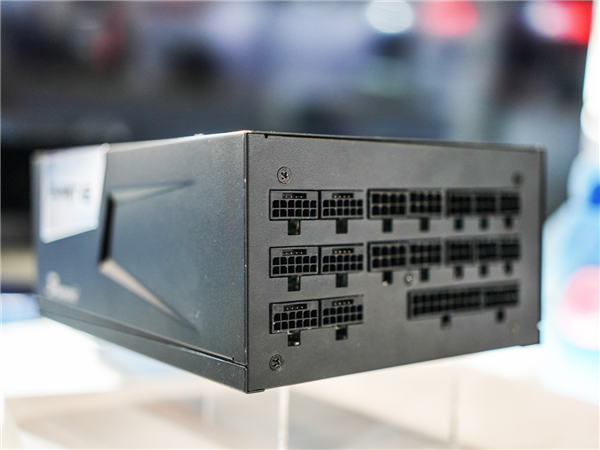 海韵3200W电源配备6个16针接口:杜绝显卡烧毁