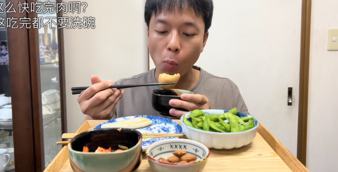 手机随便一摆,就可以吃播。(图/寿也Toshiya在东京)