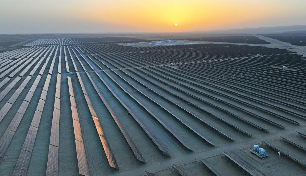 塔里木油田建成的叶城50万千瓦光伏发电项目（2023年12月15日摄，无人机照片）。新华社发（陈士兵 摄）