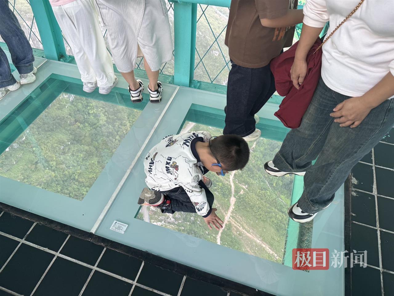 游客体验玻璃廊桥