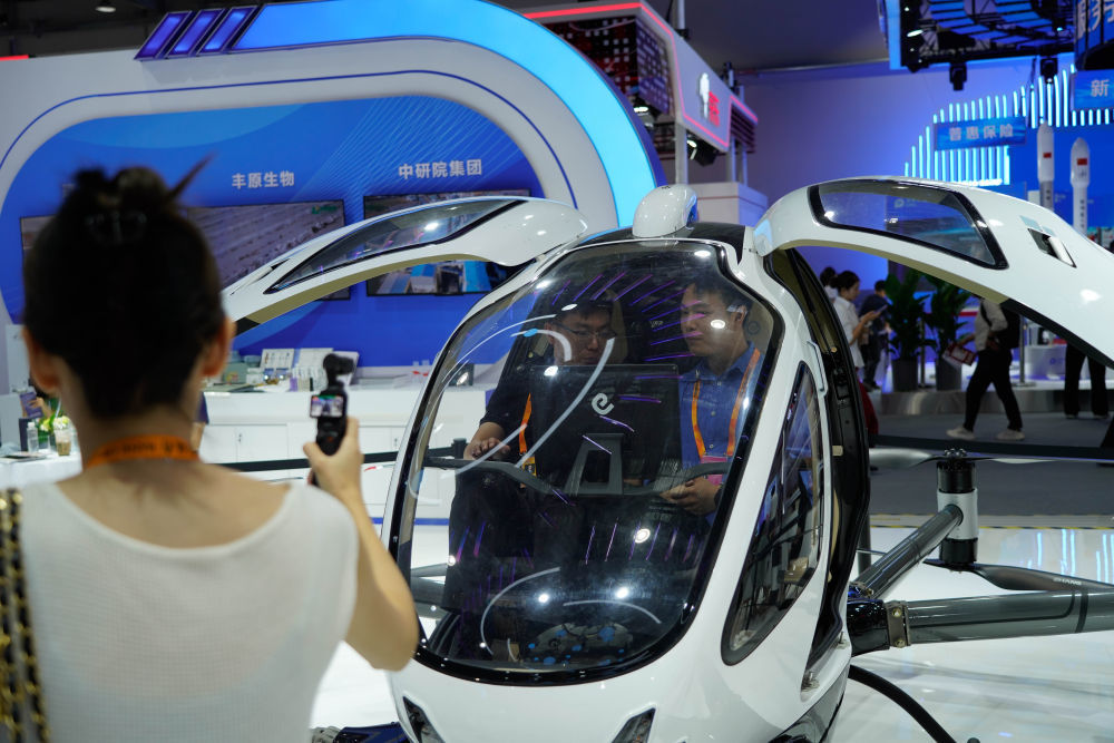 ↑ 这是一款展出的可载人飞行器（9月11日摄）。