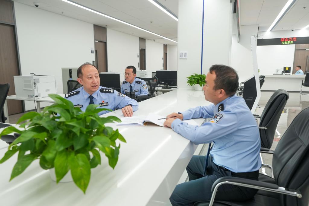 2025年5月21日,民警在北京市公安局海淀分局执法办案管理中心一站式综合服务保障专区办理案件审核业务。新华社记者 陈晔华 摄