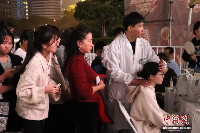 市民正在排队按摩放松肩颈。 熊锦阳 摄