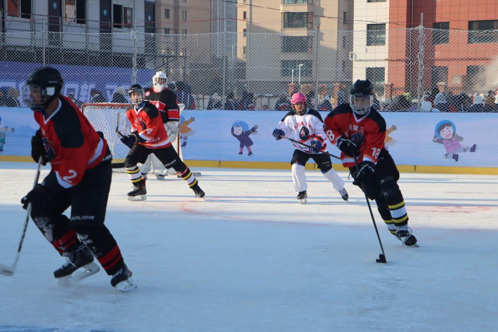 佳木斯市的学生们进行冰球比赛。（受访者供图）