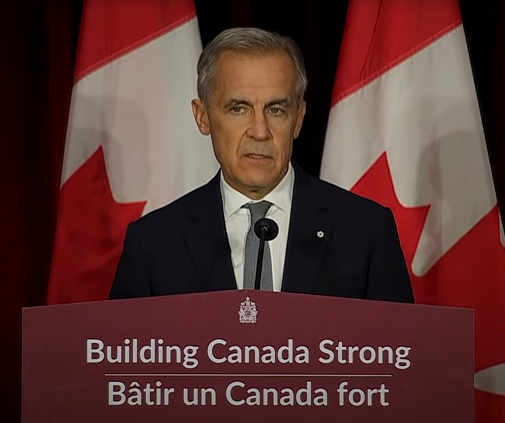 加拿大总理卡尼当地时间22日在渥太华大学向学生发表讲话。图为加媒发布的视频截图