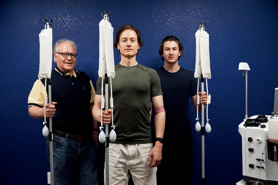 布莱恩·约翰逊祖孙三代 图/“蓝图计划”网站