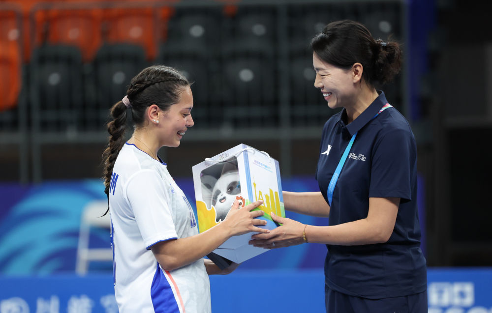 ↑8月9日,成都新都香城体育中心工作人员为当天20岁生日的泰国队球员卡尔布姆(左)送上生日礼物。