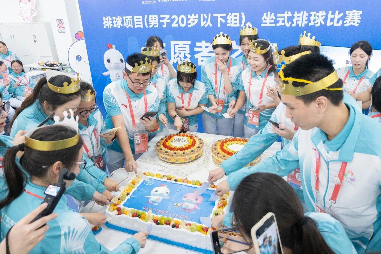 △组织志愿者生日会。