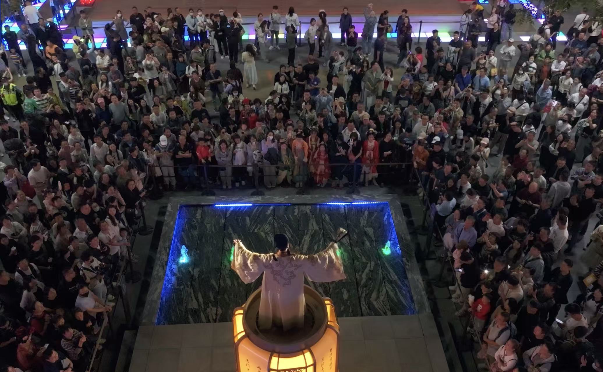 △游客对诗《将进酒》现场