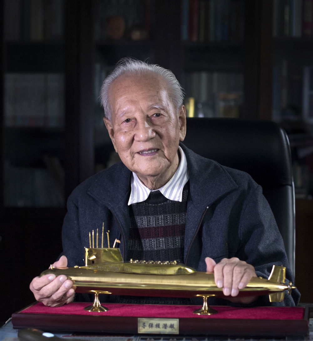 这是黄旭华院士手捧潜艇模型的肖像照片。2016年12月20日 新华社记者熊琦 摄