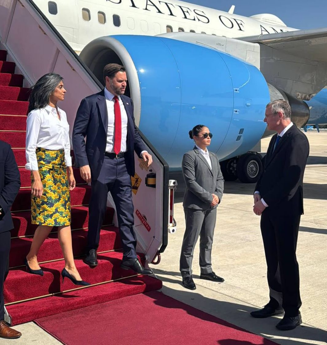 以色列外交部X帖文配图显示,万斯和其妻子乘机抵达以色列。