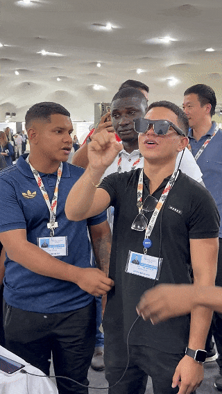 参会者在中国角用AR互动体验,感受中国绿色发展的具体成果。中国环境网