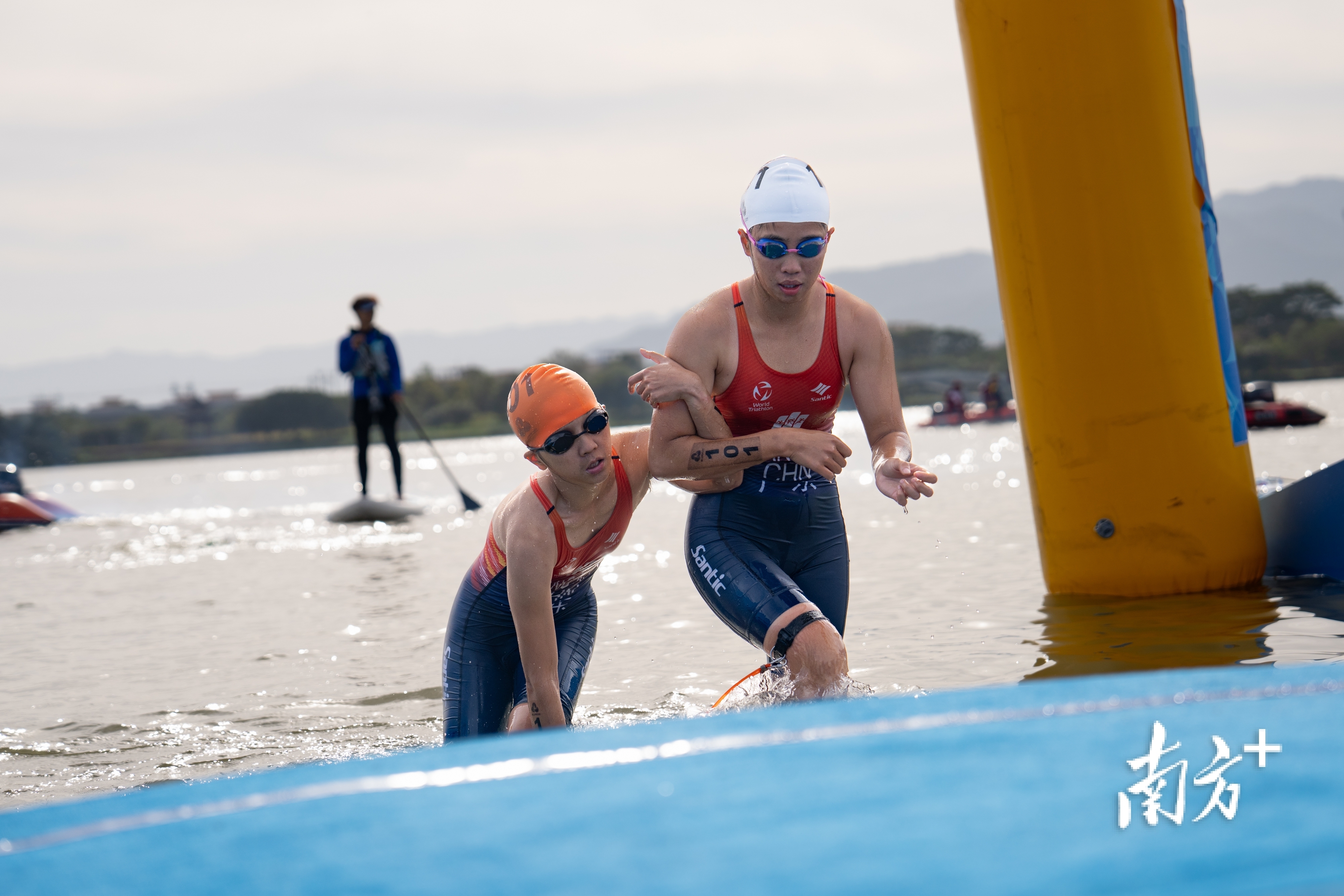 11月27日,肇庆砚阳湖,杨晓婷完成游泳赛段时,已经累得直不起身。