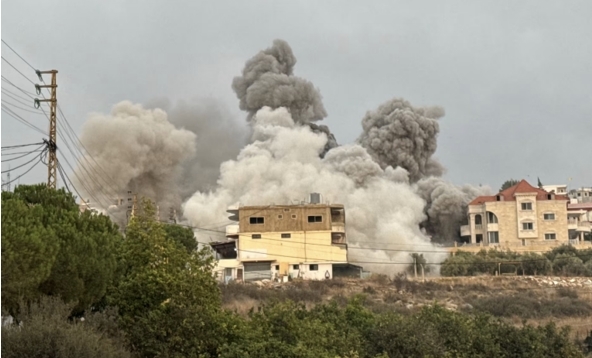 当地时间11月6日,以色列袭击黎巴嫩南部一处地点,现场浓烟滚滚。图自外媒