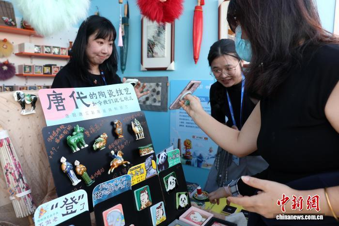 11月7日,江西景德镇举办的“淘宝·中国宝贝”非遗市集现场。记者 刘占昆 摄