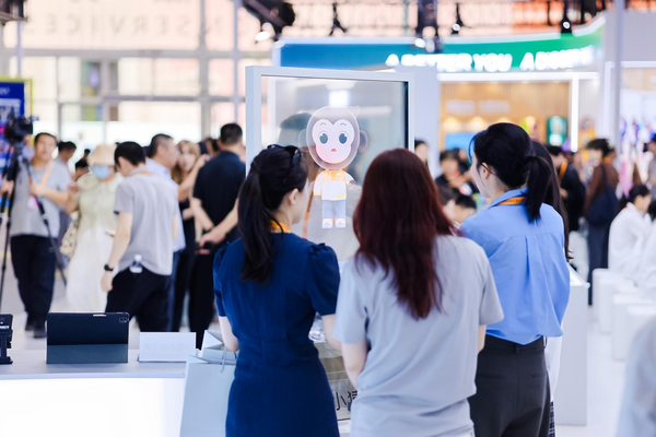 现场观众体验“小猿AI”百科问答功能