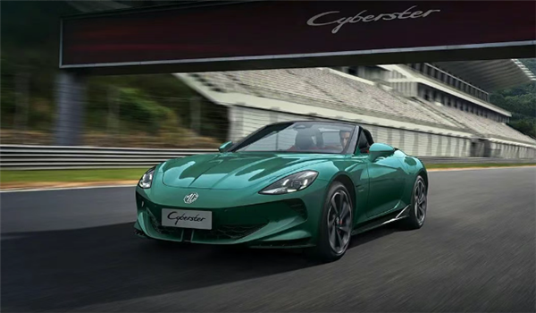 全球唯一纯电软顶敞篷+剪刀门跑车!新款MG Cyberster上市:31.98万起