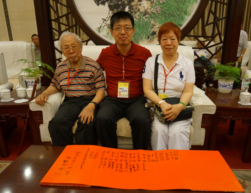 图为互助会参访西柏坡纪念馆时,张晓霖与其父母亲在接待室的合影,前面是来访宾客的签名簿。