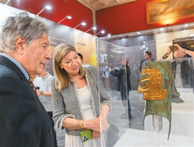 图为近日，人们在希腊雅典新斯米尔尼市政博物馆参观“青铜之光——古蜀文明特展”。马里奥斯&middot;罗洛斯摄（新华社发）