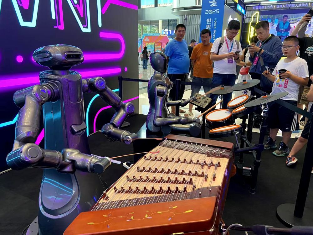 图为两名机器人乐手在演奏扬琴和架子鼓。新华社记者 魏梦佳 摄