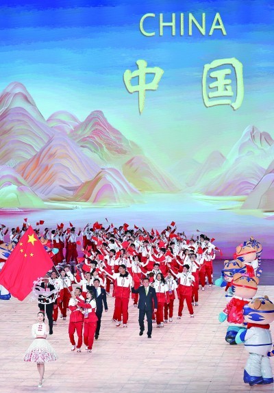 2月7日，中国体育代表团在开幕式上入场。