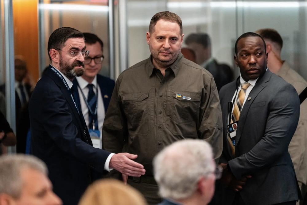 ▲叶尔马克(中)是乌克兰政坛地位超然的“二把手”