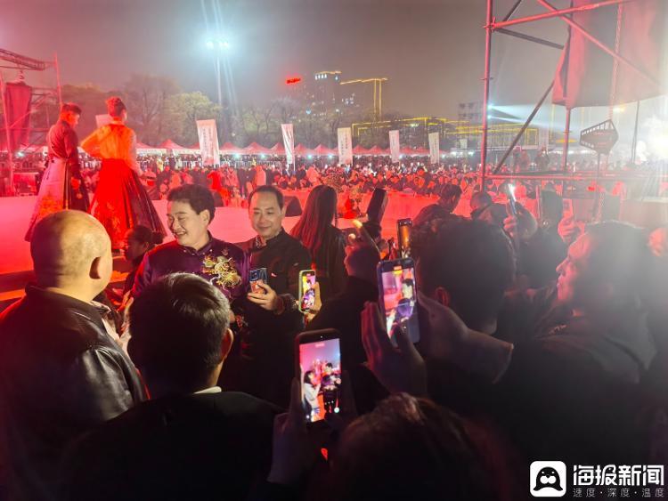 活动结束后,朱之文被粉丝围着合影。