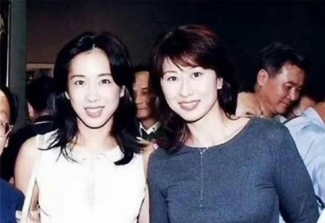 叶蒨文为67岁朱玲玲庆生，一头白发真实自然，两人年逾60仍显年轻