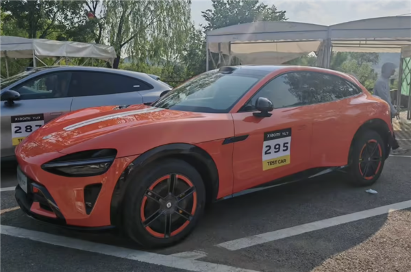 搭配封闭式轮毂+赛车拉花!小米YU7熔岩橙实车首次曝光