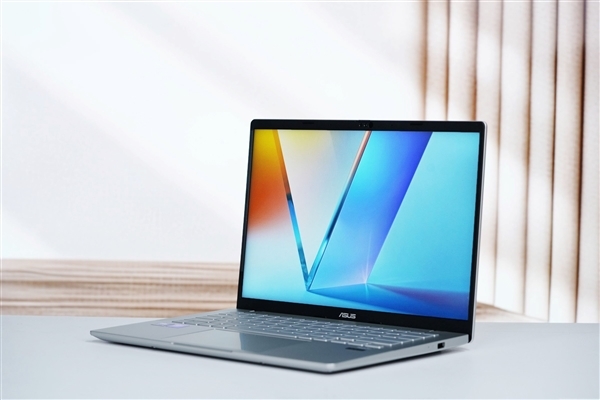 仅1.37kg轻薄本!华硕无畏Pro14 酷睿版 2025笔记本图赏
