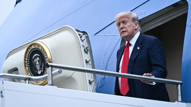 当地时间19日,特朗普乘坐“空军一号”离开佛罗里达州。图源:美媒