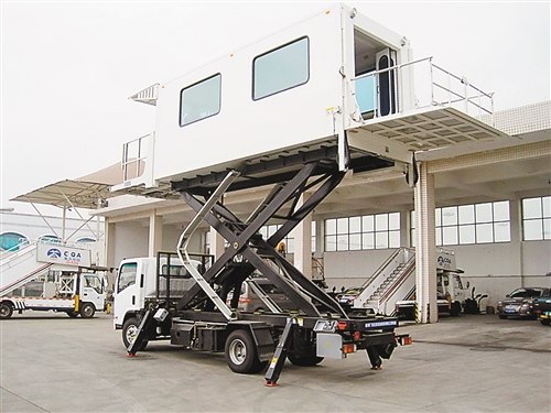 机场用的升降平台车