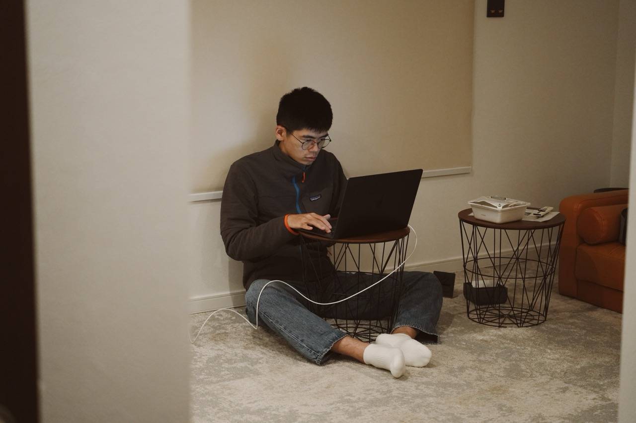 早报|马斯克曝下月交付 Model Y 自动驾驶版/红米登上全球最畅销手机榜/Labubu 海外火爆,泡泡玛特紧急喊停销售