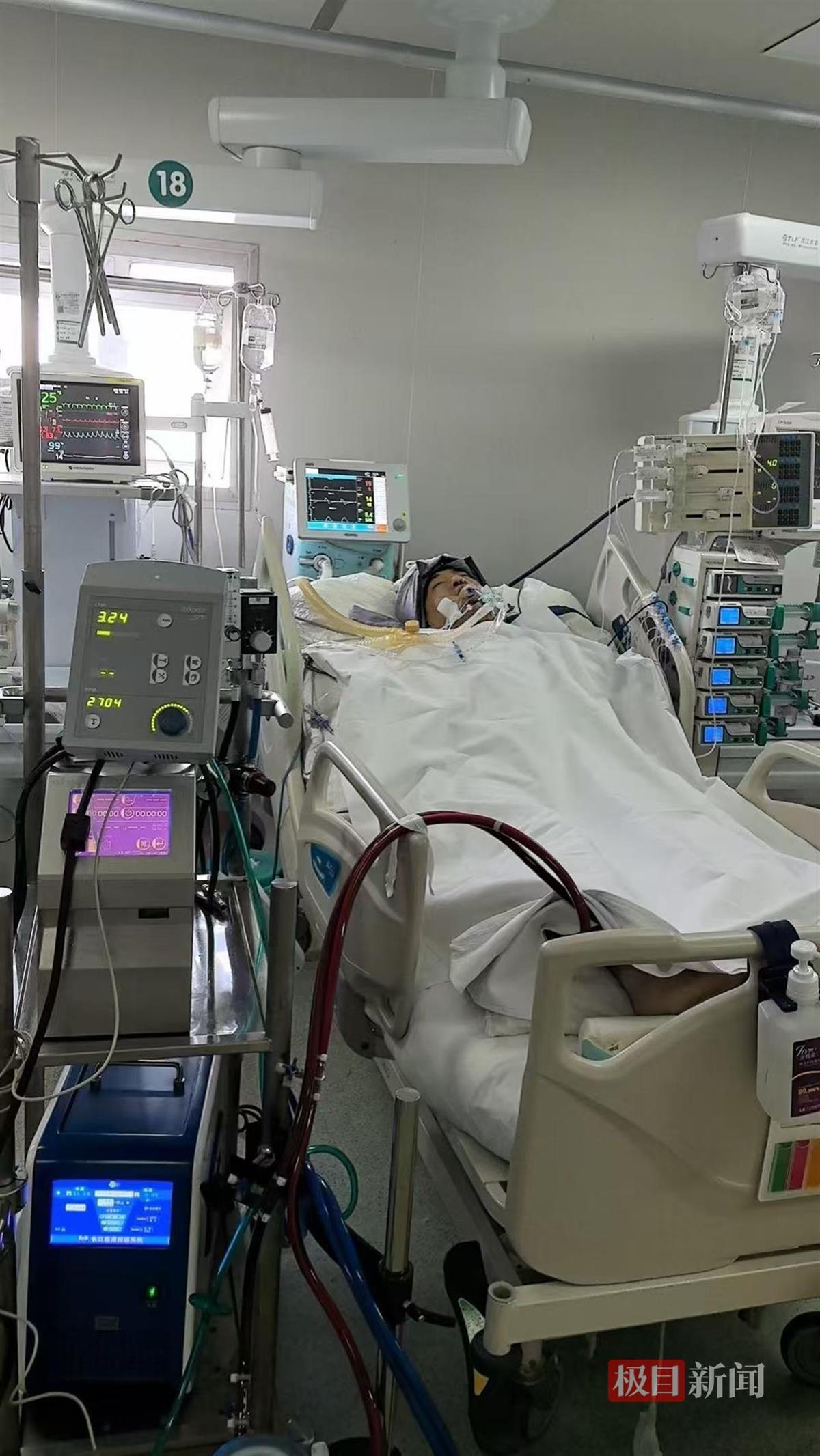 李坤朋在医院接受治疗