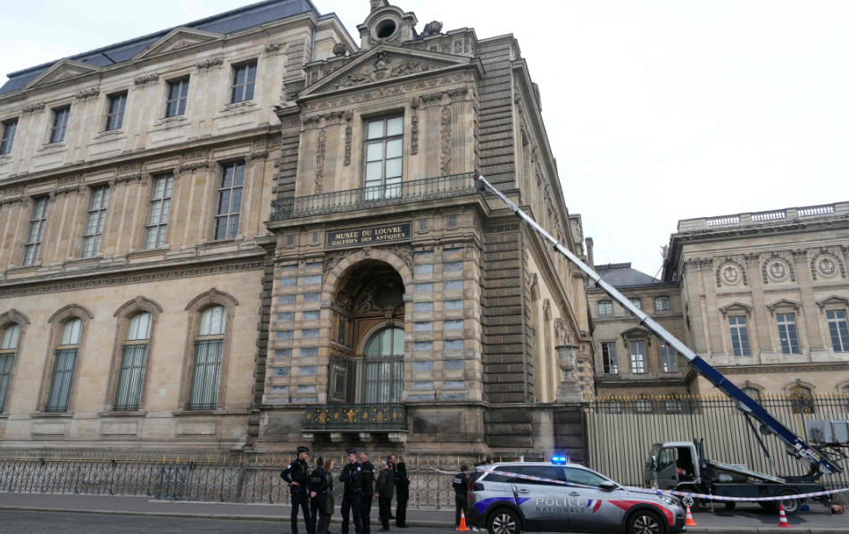 △19日,盧浮宮搶劫事件發(fā)生后法國警方來到現(xiàn)場
